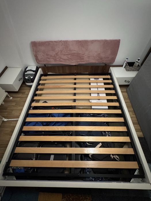 Pat cu somiera si doua noptiere