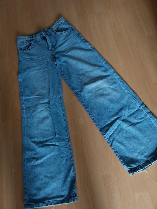 Продавам дрехи, които не нося.