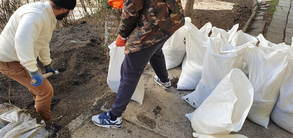 Transport moloz , saci , balastru , nisip , cu manipulanti non stop