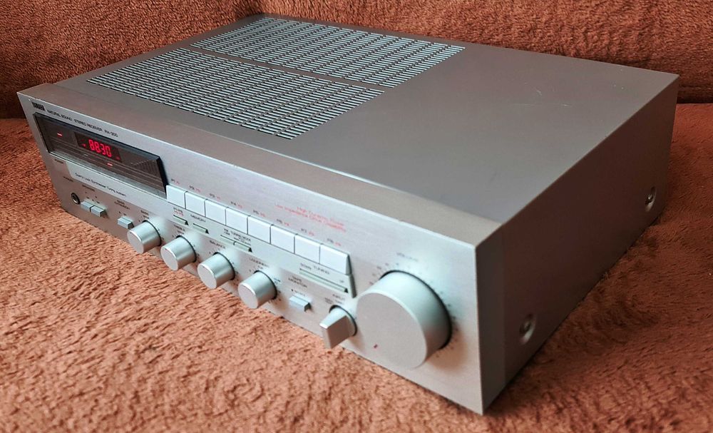 Yamaha RX-300 amplituner 2X33W pe 8 Ohm sau 2X54W pe 4 ohm