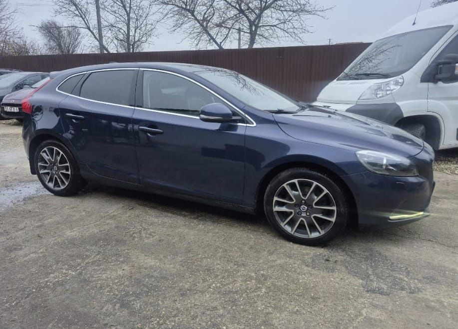 Vând Volvo V40 2.0 Diesel 190 Cai Euro 5 Proprietar Adusă Din Olanda