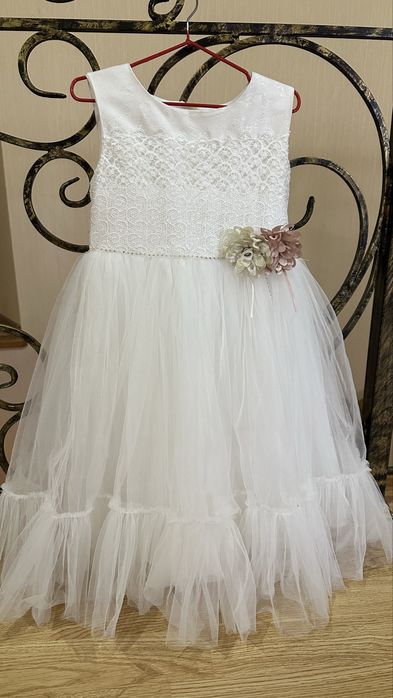Платье нарядное, на 7-8 лет.