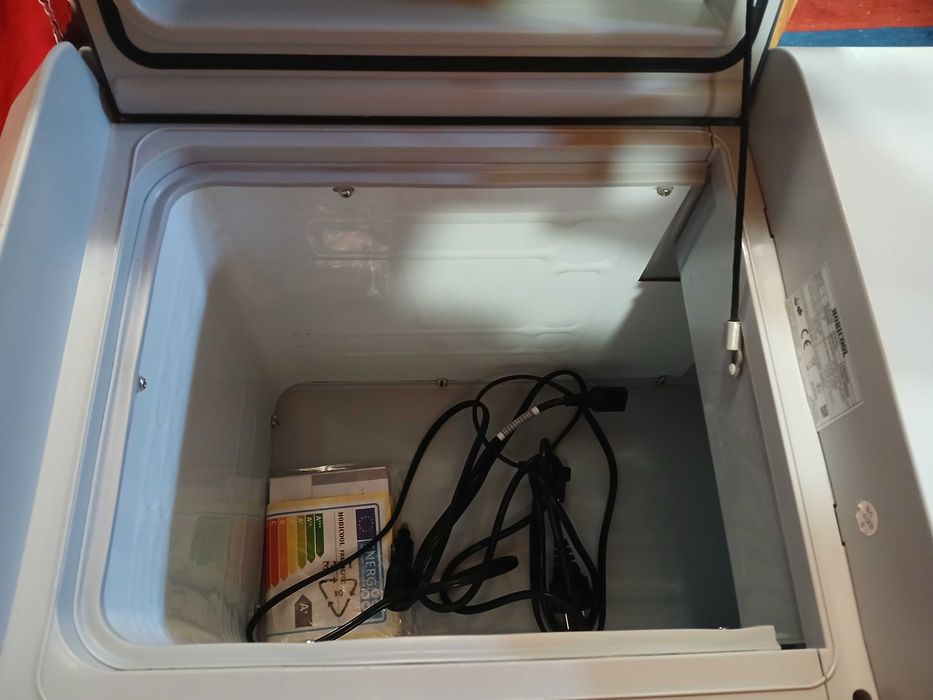 Хладилник с компресор за кола Mobicool 38l