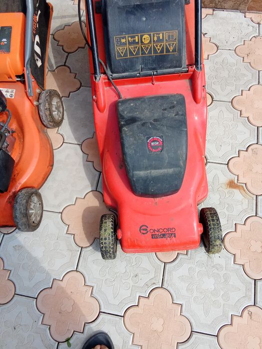 Vând doua cositoare gazon una pe benzina una electrică,500lei amândouă