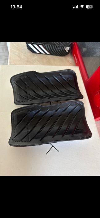Aparatori de fotbal adidas am 4 perechi ca noi