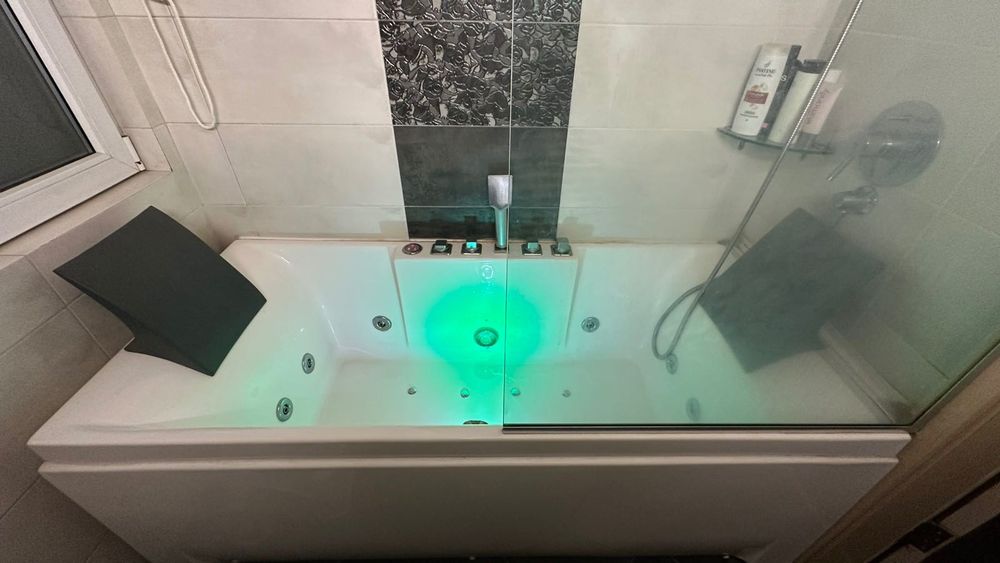 Продавам акрилна хидромасажна вана 170/74 см с престилка и ст. параван