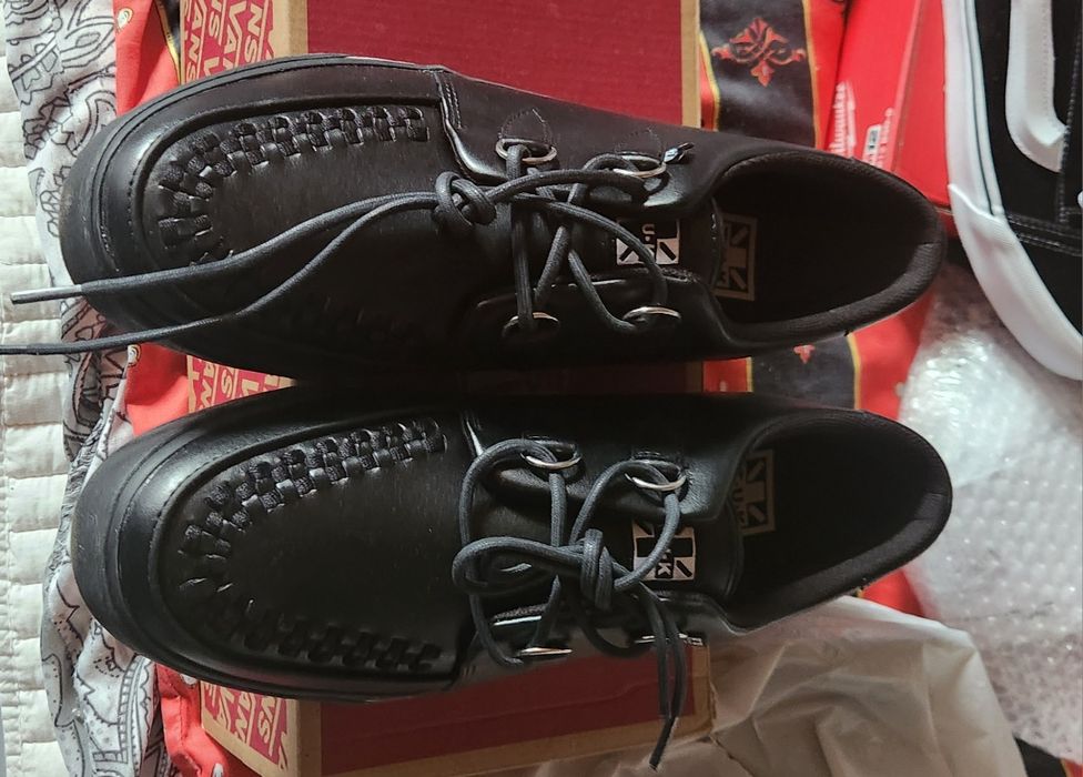 Vand 2 perechi pantofi piele nr 46 o pereche tenesi( Vans nr 46 si