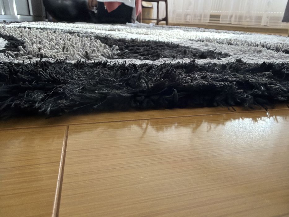 Covor cu alb , negru , gri