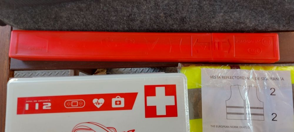 Kit siguranță (trusă, vestă, triunghi și geantă)