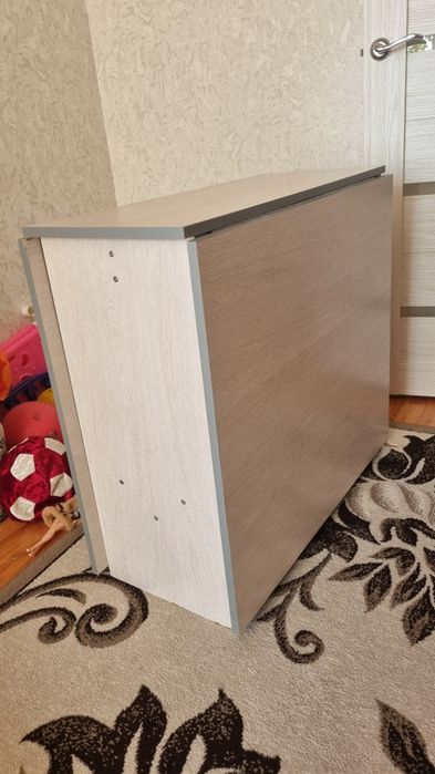 Продам два раздвижных стола.