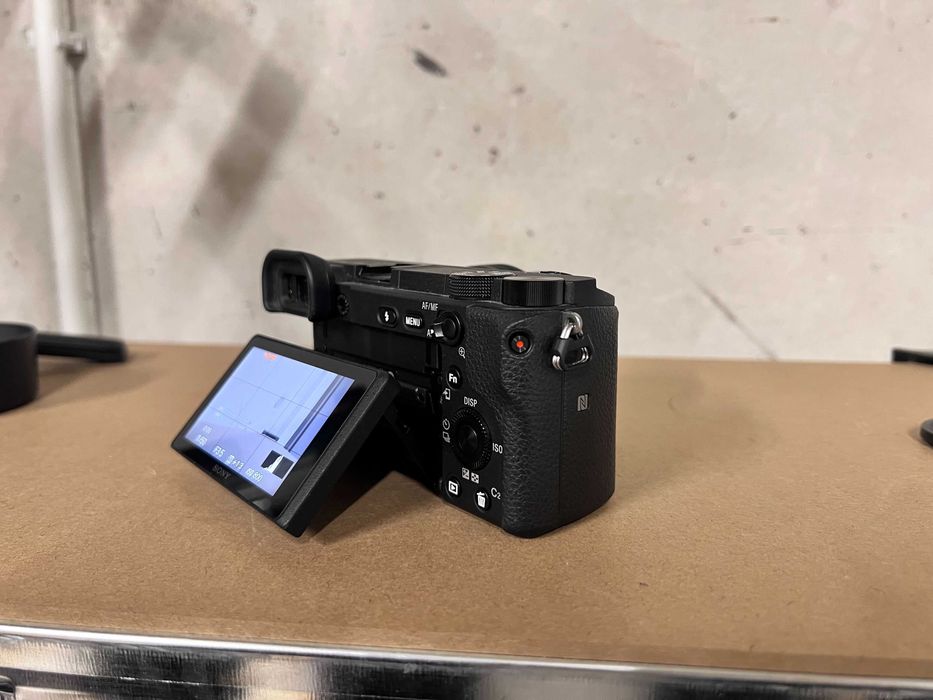 Продавам Sony A6400 с 2 обектива