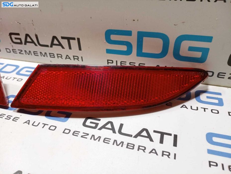 Set Reflectoare Catadioptru Ochi Pisica Stanga Dreapta Spoiler Bara Spate Ford Focus 3 2010 - 2018 Cod BM51-515C0-AE BM51-515B0-AE [M4984] [M4985]
