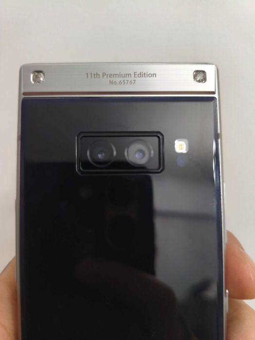 Samsung w2019 silver 256gb
