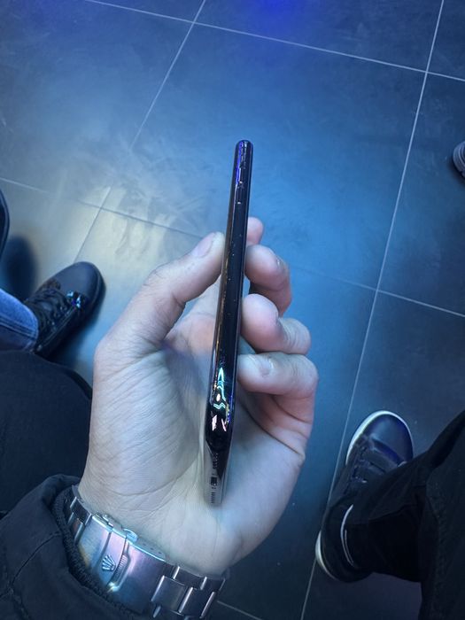 Iphone x srochna sotiladi