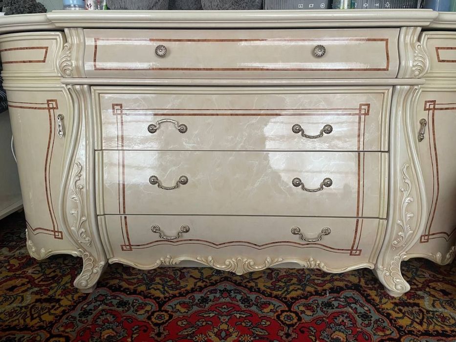 Mebel oynasiyam bor rasmda korinmagan tirimo