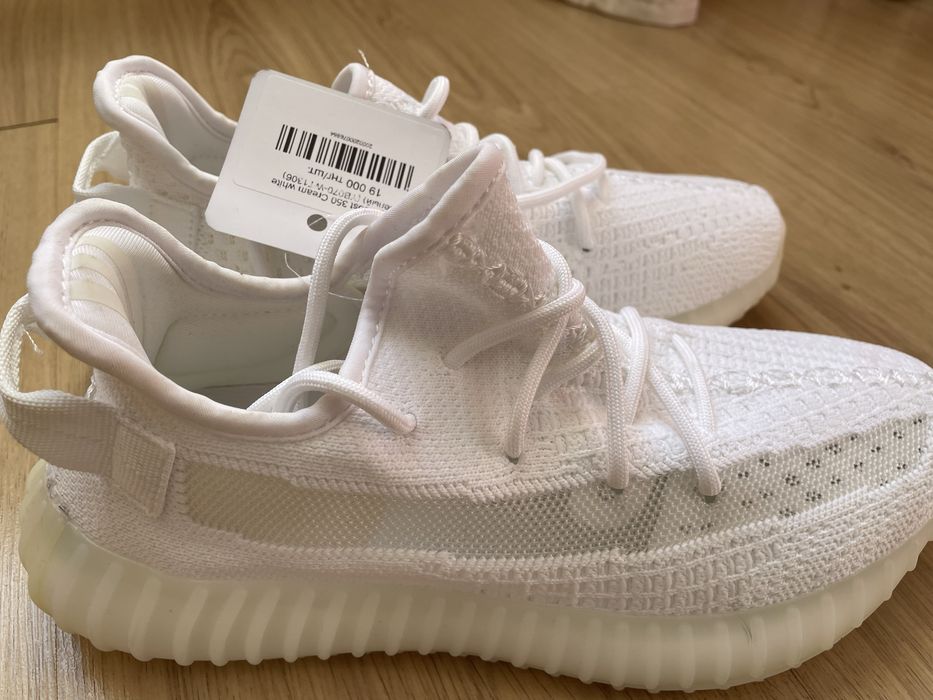 продаю кроссовки Yeezy Boost