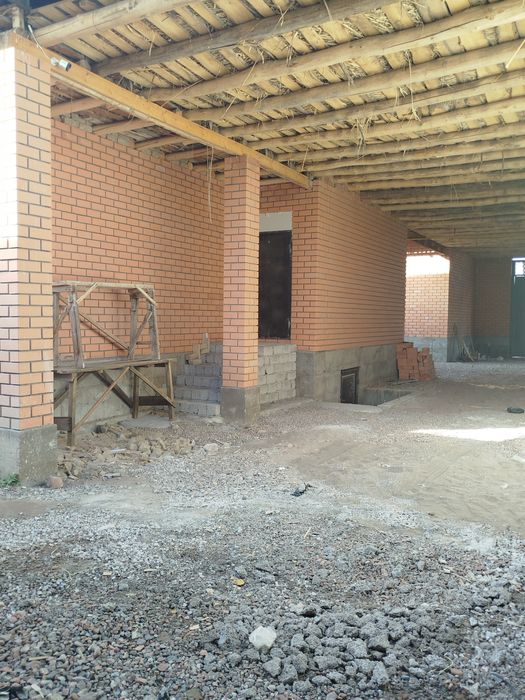 Продается 2 дома на одном участке. Участок 6 соток.