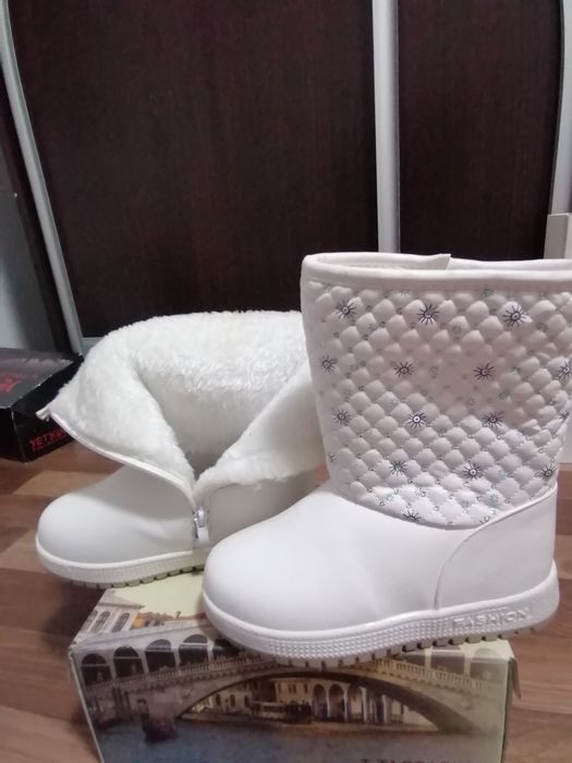 Продам зимные белые сапоги
