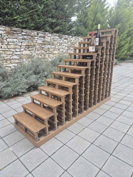 Cascading стелаж за вино.