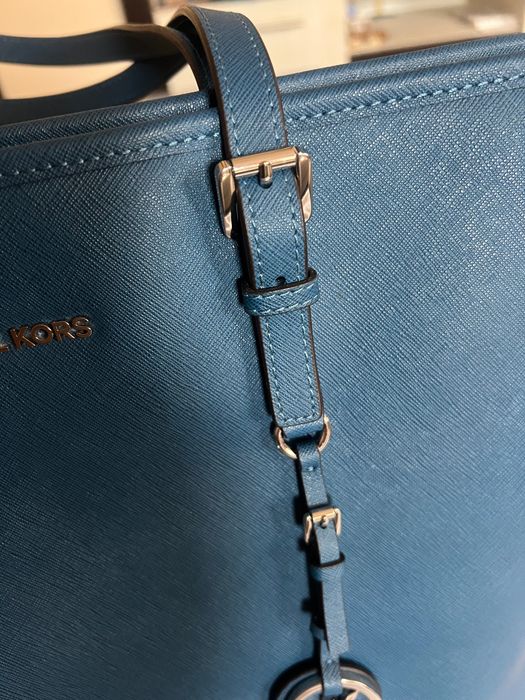 Кожена чанта Michael Kors Jet set shopping синя