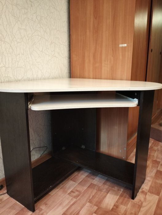 Продам компьютерный стол