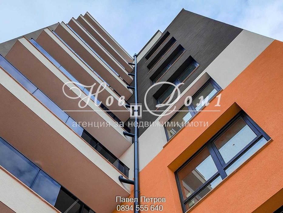 ЮГ ЮГ Запад Съвременна сграда с окачена фасада Вътрешен етаж