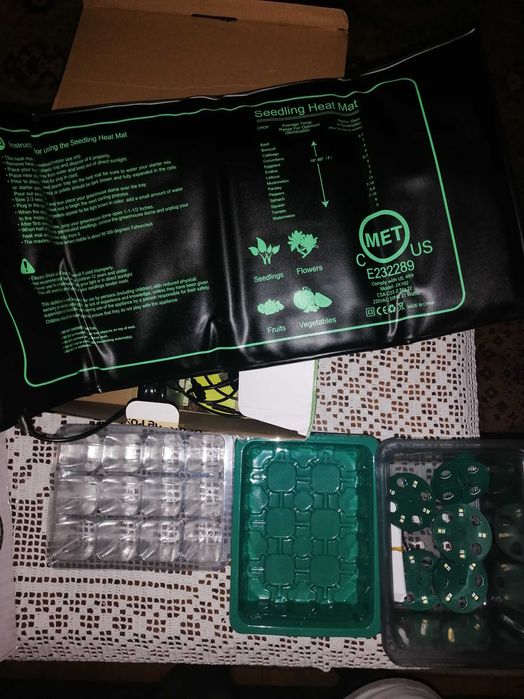 Домашна мини оранжерия с лампи за растеж