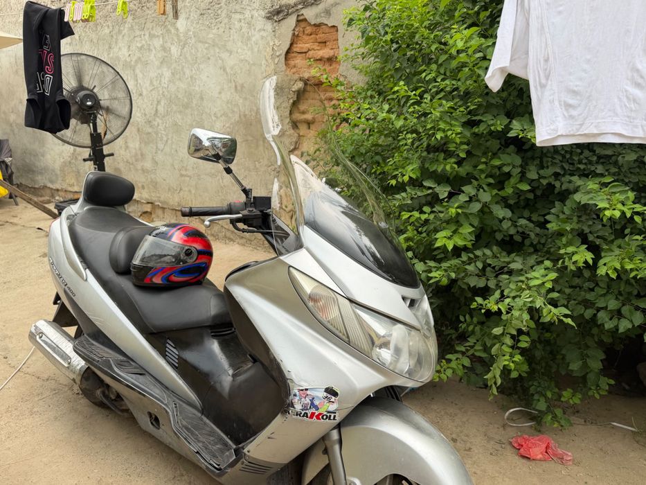 Vând scuter pe benzină de 400