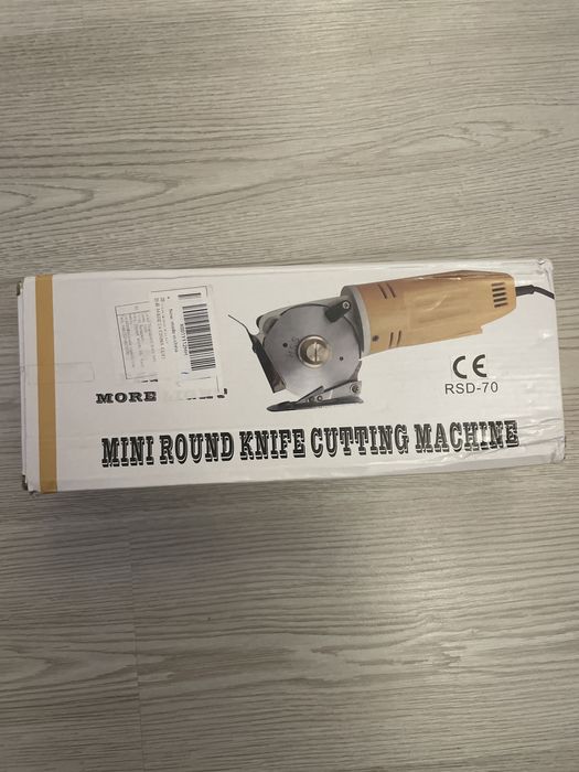 Masina de taiat si cusut Material textil