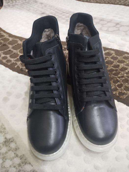 Продам женские ботиночки.