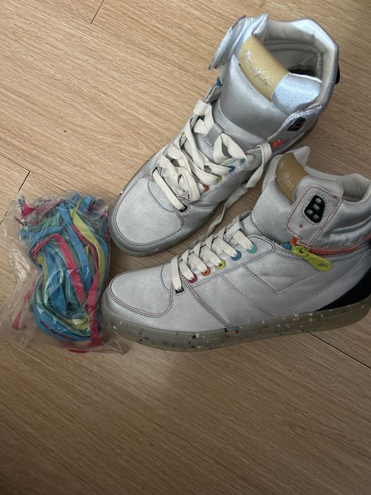 Кожено естествена кожа манто-дамско и сребристи обувки.