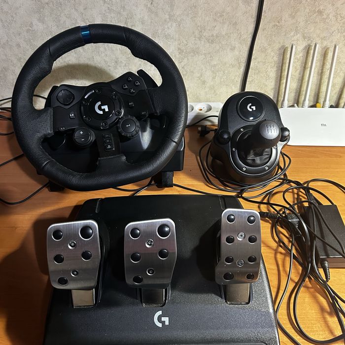 Руль Logitech G923 + коробка передач (для PC / PS4 / PS5)