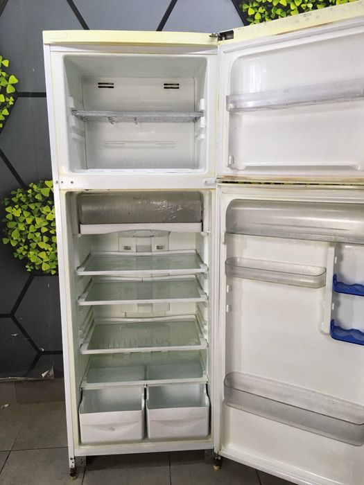 Продам холодильник Ariston