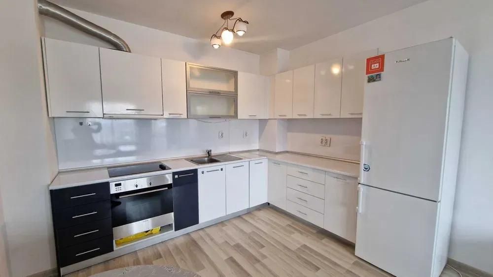 Дава се под наем Тристаен апартамент в Пловдив, Остромила - 75 кв.м за 548.25 € - Снимка #1