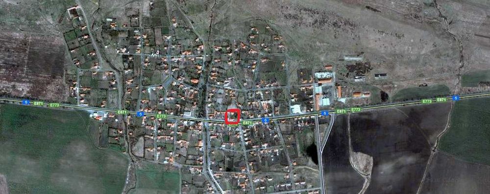 УПИ в центъра на с.Венец на главен път I-6, с ток и вода,720 кв.м, стара къща за събаряне