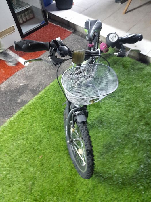 Bicicleta copii aproape noua roti 20. Nu necesita nici o investiție.