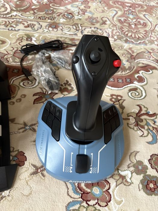 Джойстик и педали Thrustmaster
