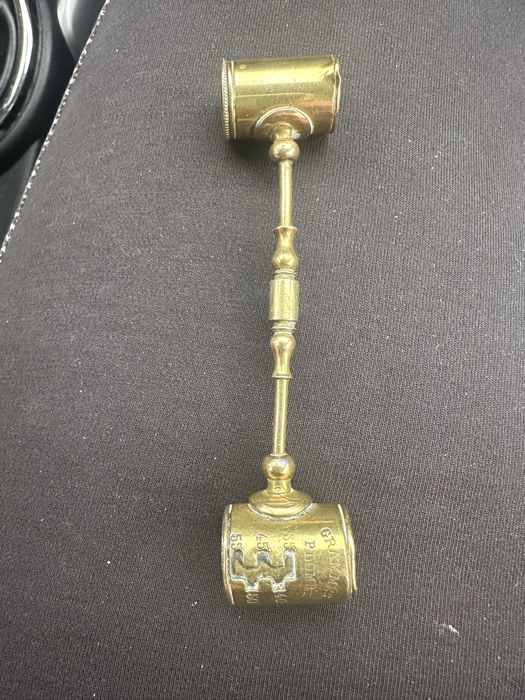 Plosca pentru praf de pusca si cupita pentru cartuse.