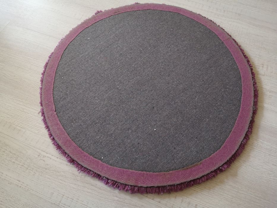 Кръгъл лилав килим