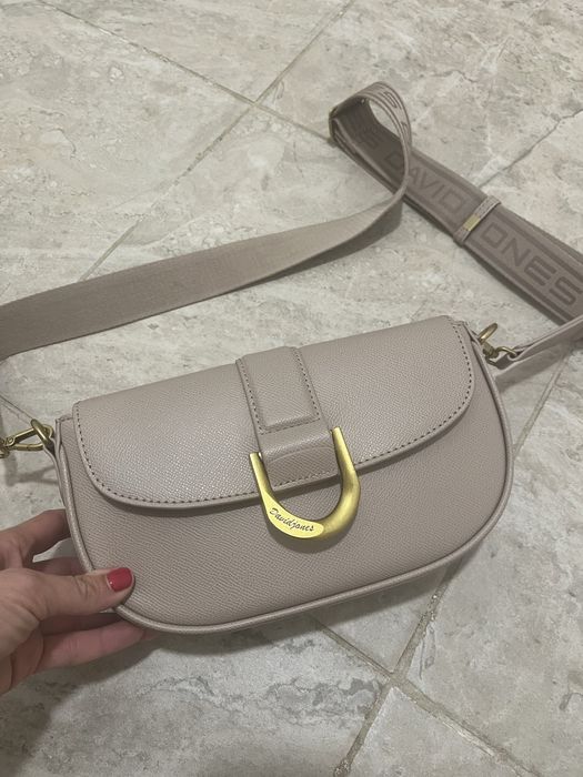 Дамска чанта с две дръжки