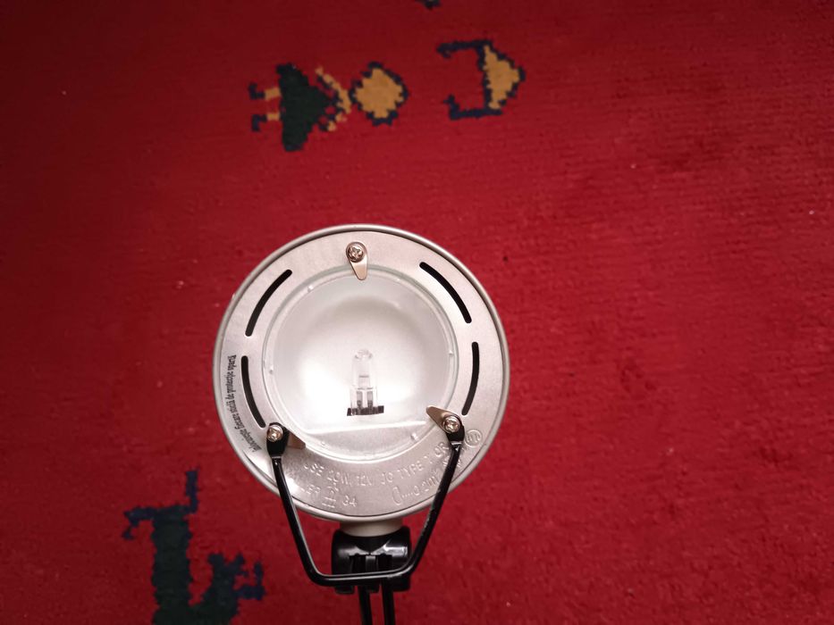 Vând o lampă de birou nouă, model cu braț reglabil și cap mobil.