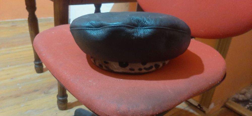 Женский головной убор,из натурального меха,кожи,в идиальном состоянии.