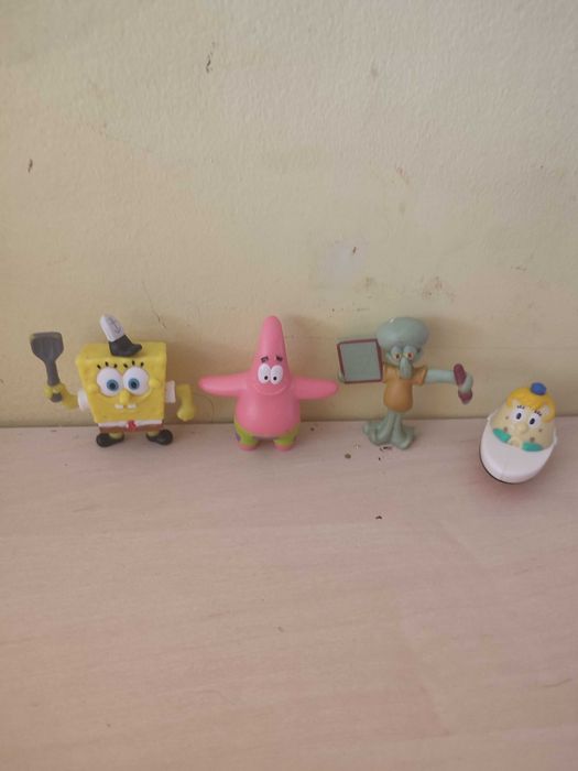 Различни фигури, играчки