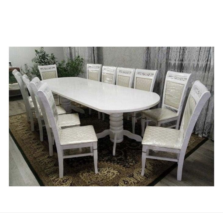 Стол и стулья для гостиной комнаты