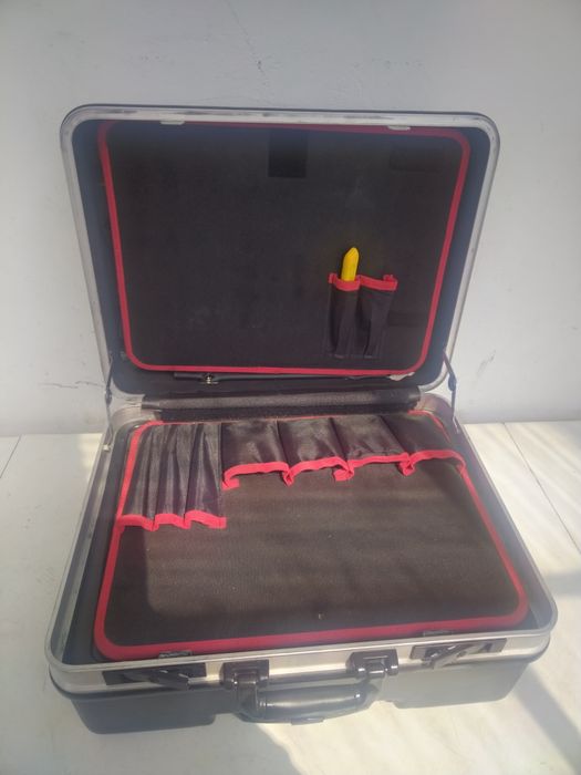 Куфар за Ел. инструменти Parrat /Wisent
Множество отделения!
Марки: