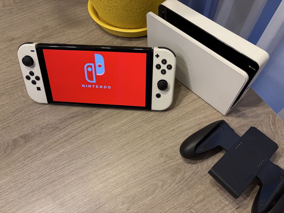 Nintendo Switch OLED White - Пълен комплект