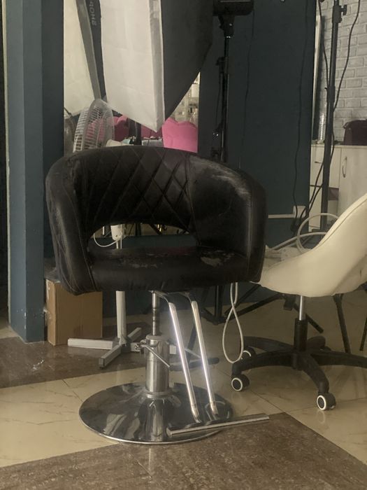 Продам кушетку и кресло парикмахерское