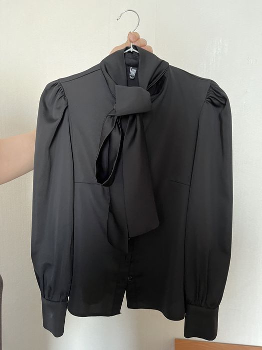 Черная блузка с бантом