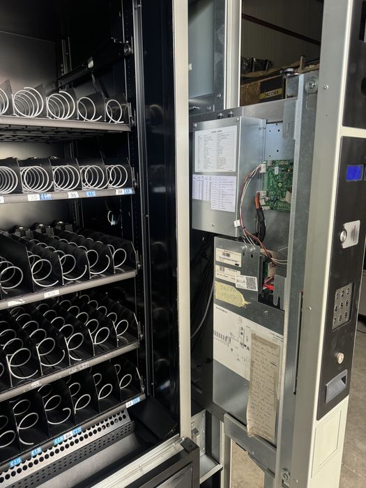 Automat vending vitrina automata snak sucuri si dulciuri