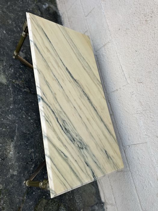 Винтидж холна маса с мраморен плот и месингови крака